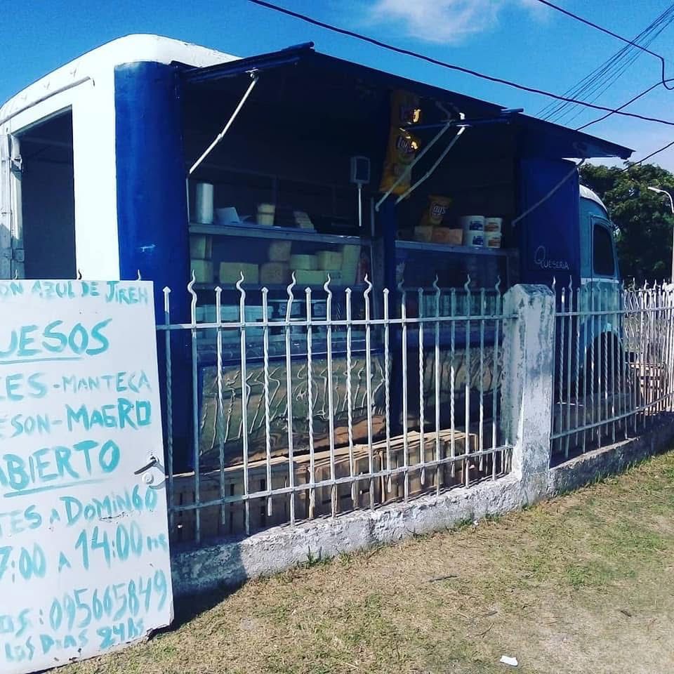 El camión azul con su cartel de quesería
