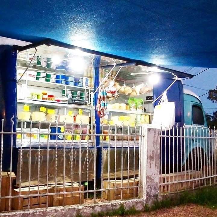 El camión azul iluminado de noche